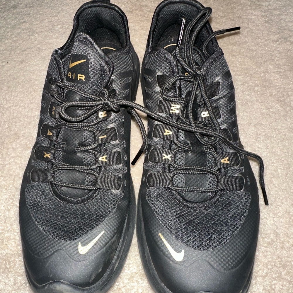 Nike Women’s size 7 Black and Gold Air Max Axis Athletic Shoes